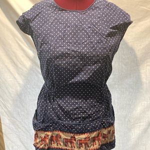 Vintage apron with pockets. Ties in back. Cotton.